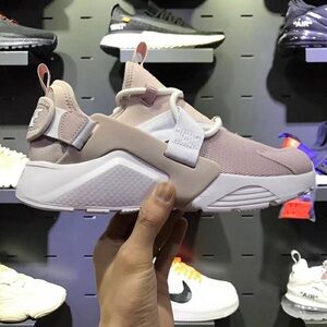 Size 8 RARE 200+ Nike women’s huarache city low.